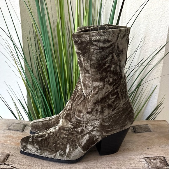 Gianni Bini Star Crossed 3 Green Velvet Boots - Picture 3 of 12